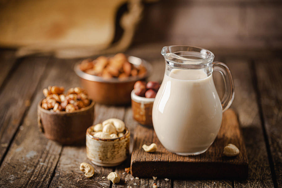 MOLKEREIPRODUKTE, VEGAN & BIO
Was wäre der Morgenkaffee ohne ein Herz aus Sahne? Was wäre das Müsli ohne Milch? Von cremigem Joghurt, Pudding und feinwürzigem Käse bis hin zu leckererem Quark und erfrischenden Milch-Drinks oder Kefir – genießen Sie die Vielfalt unserer frischen Molkereiprodukte! Viele unserer Milchprodukte erhalten Sie in bester Bio-Qualität. Von Kühen, die noch auf saftigen Almen und Weiden grasen.