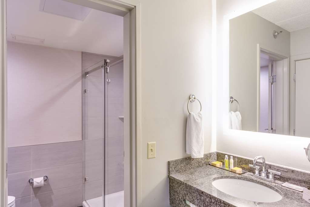 Guest room bath