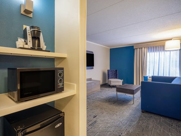 Images Holiday Inn Express & Suites Greensboro-(I-40 @ Wendover) by IHG