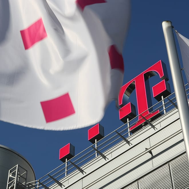 Logo der Deutschen Telekom auf einem Stadion