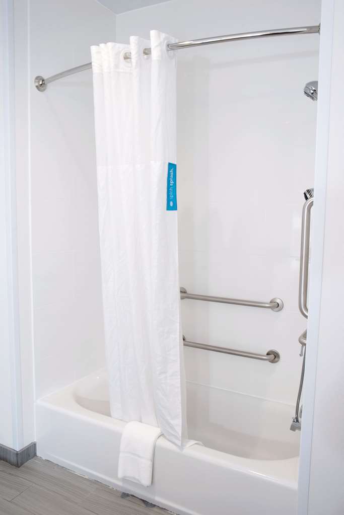 Guest room bath