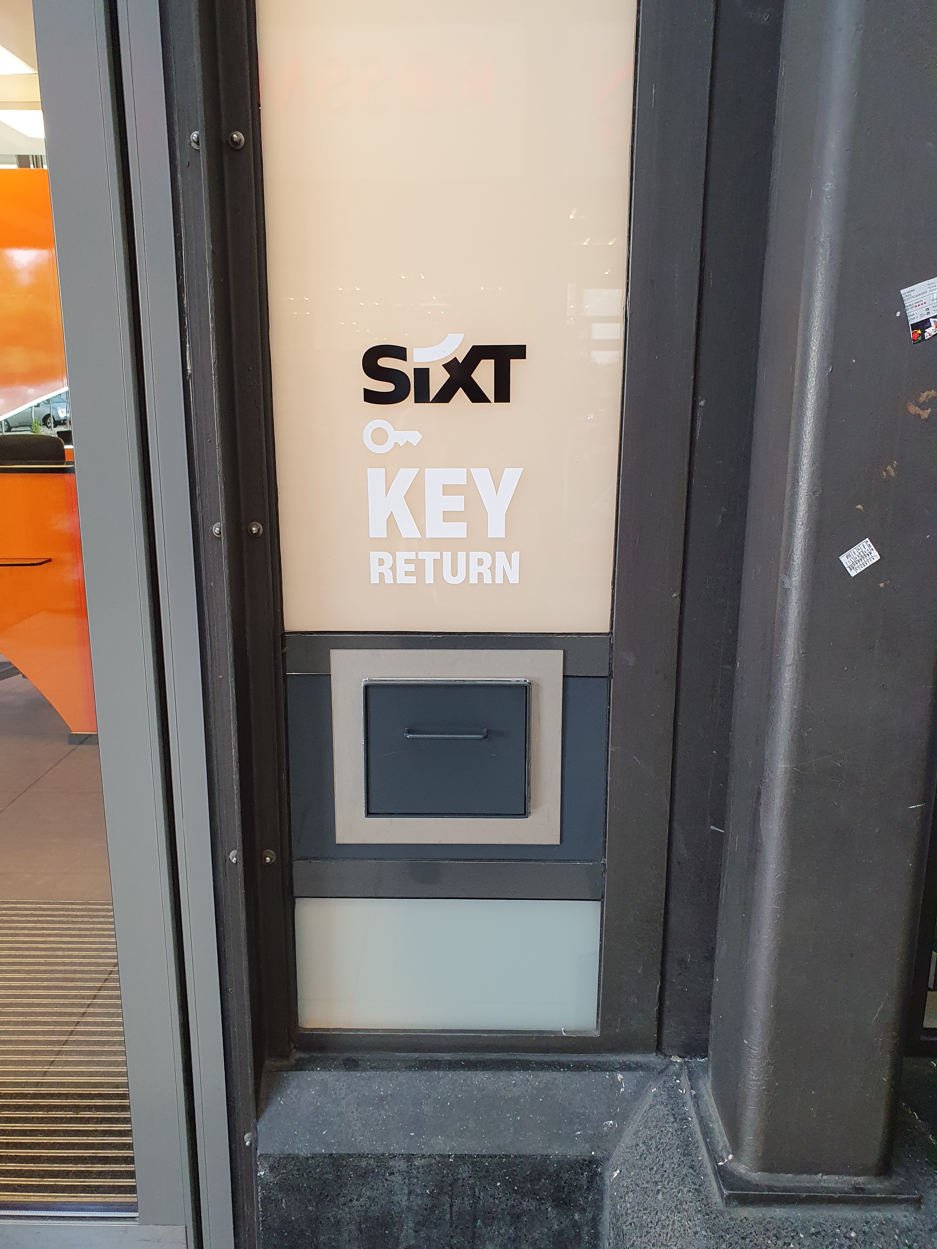SIXT Autovermietung Kassel-Wilhelmshoehe Bahnhof, Willy-Brandt-Platz 1 in Kassel