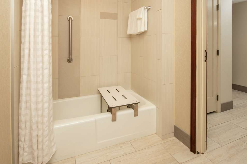 Guest room bath