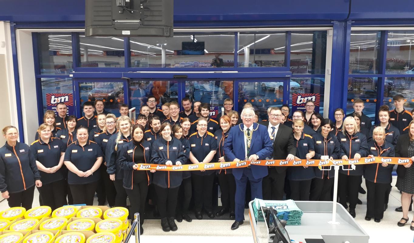Store staff at B&M's new store in Cowdenbeath were delighted to welcome Lord Provost Jim Leishham who cut the ribbon to officially open the store.