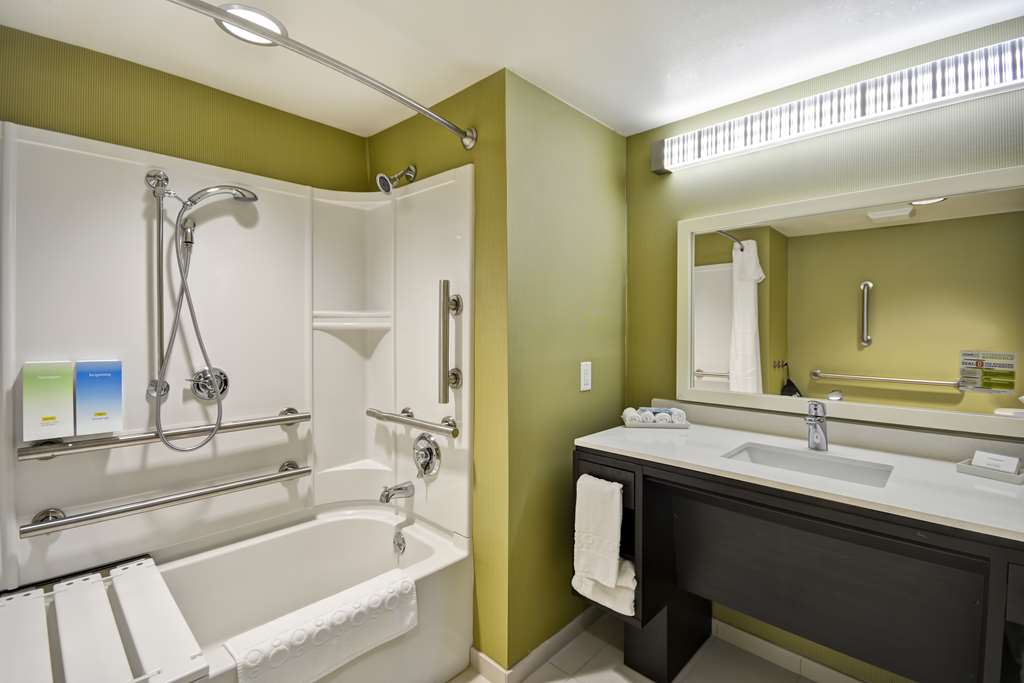 Guest room bath