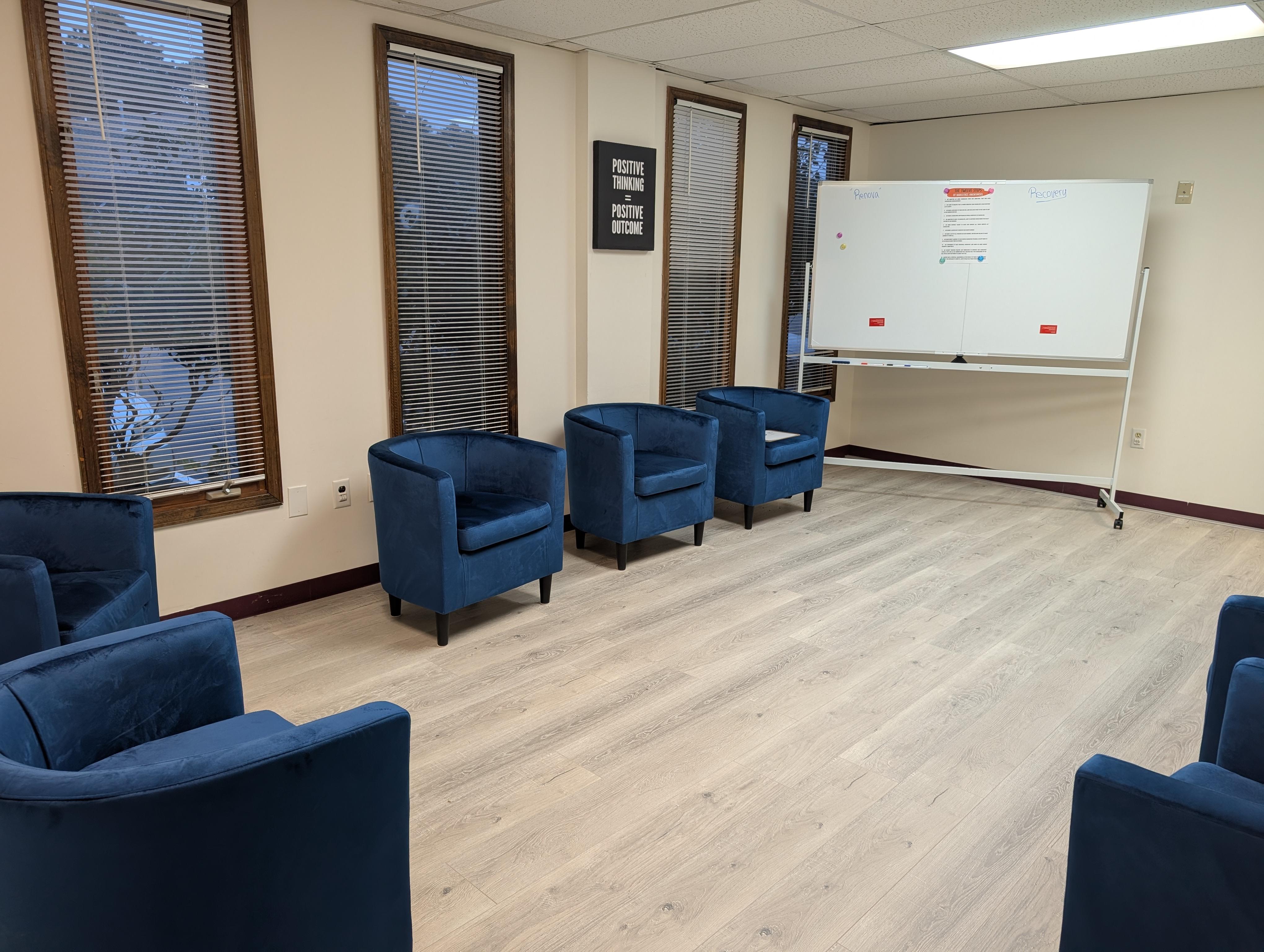 renova-recovery-clean-group-therapy-room-brick-nj.webp