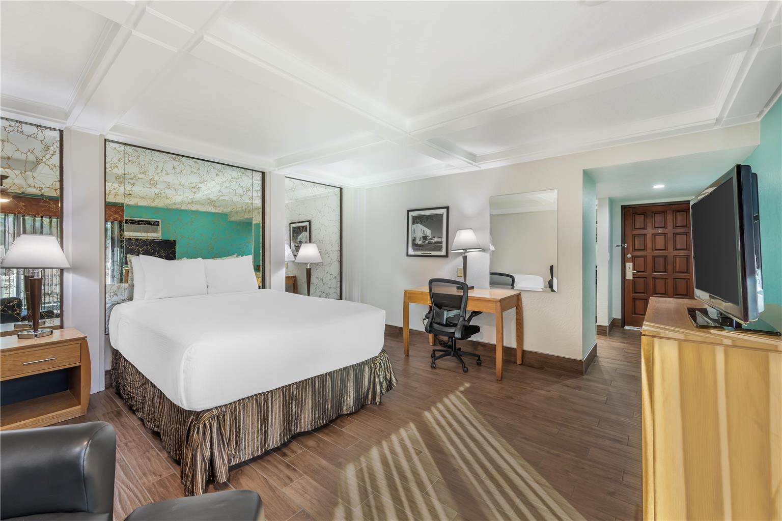 Queen - Lawn View Balcony