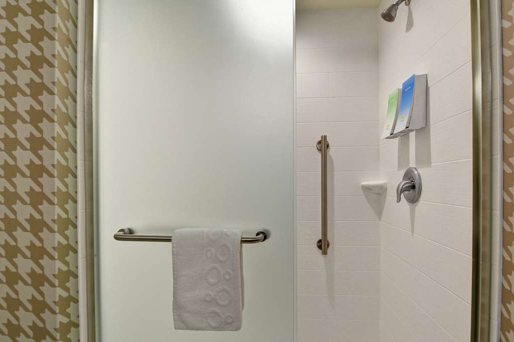 Guest room bath
