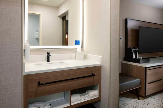 Images Hampton Inn Newark Airport