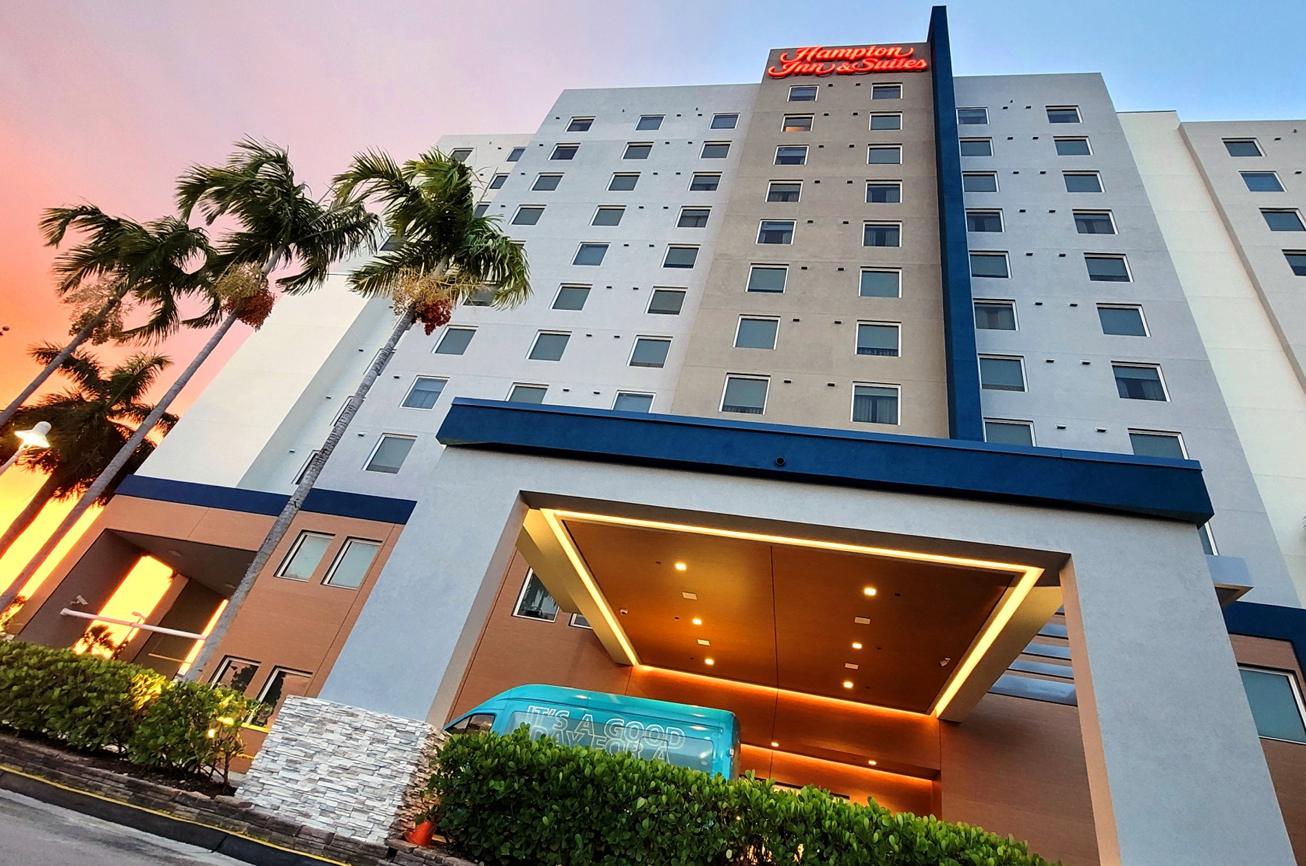 Hampton Inn & Suites by Hilton Miami Airport South / Blue Lagoon - Hotel Facade