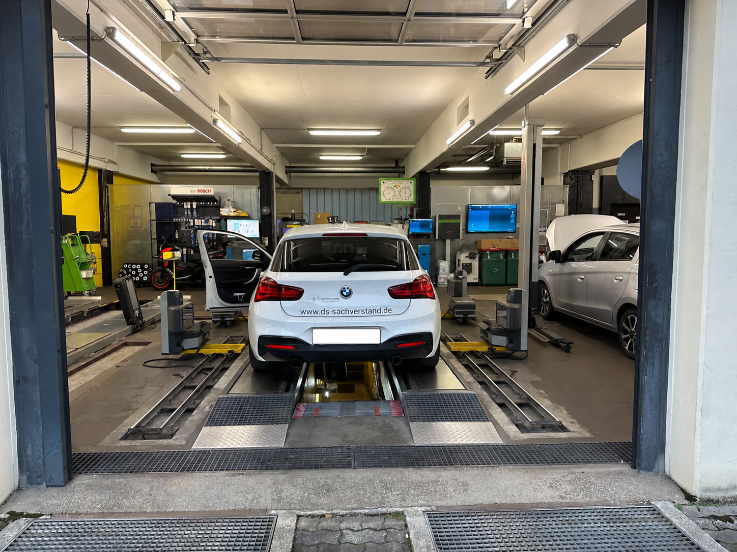 KFZ Gutachter & Sachverständiger Düsseldorf, Saargemünder Straße 1 in Düsseldorf