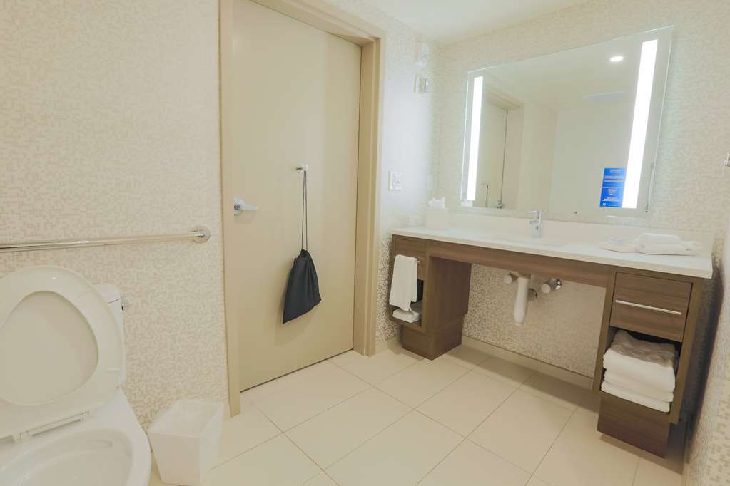 Guest room bath