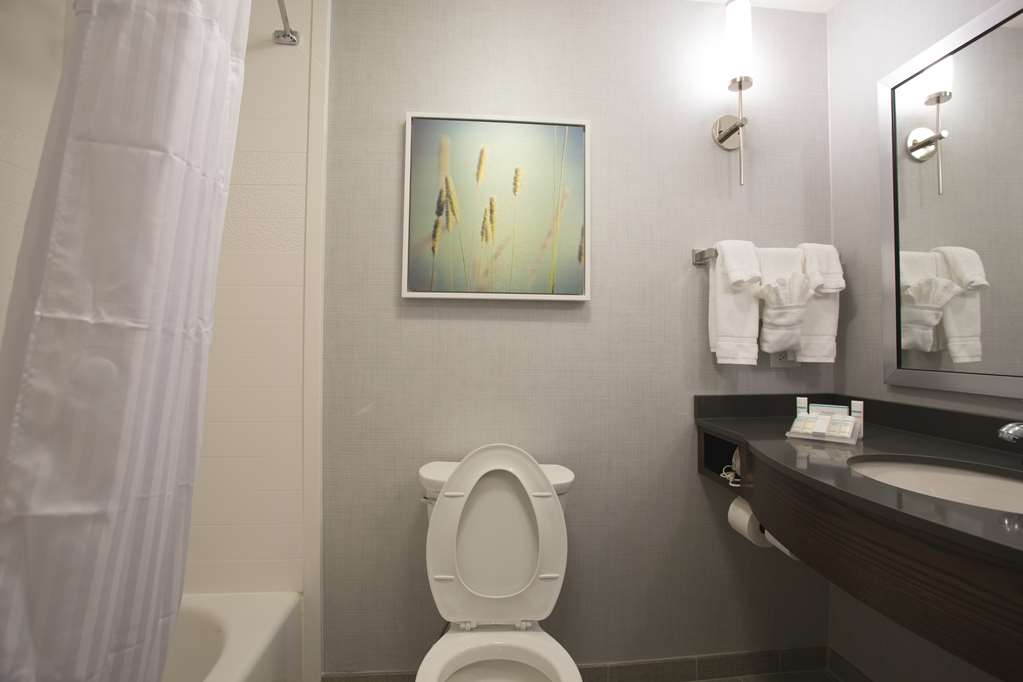 Guest room bath