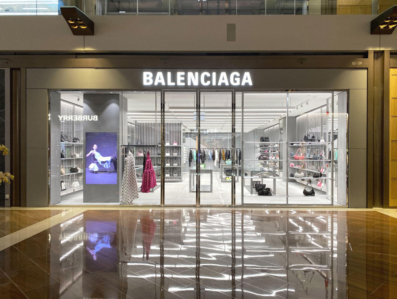 BALENCIAGA - Women's Clothing (Retail) in - Bayfront Avenue (address, schedule, reviews, TEL: 66887...) - Infobel