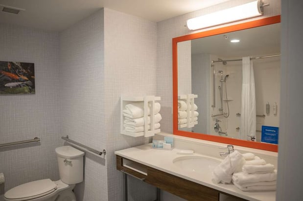 Images Hampton Inn & Suites Erie Bayfront