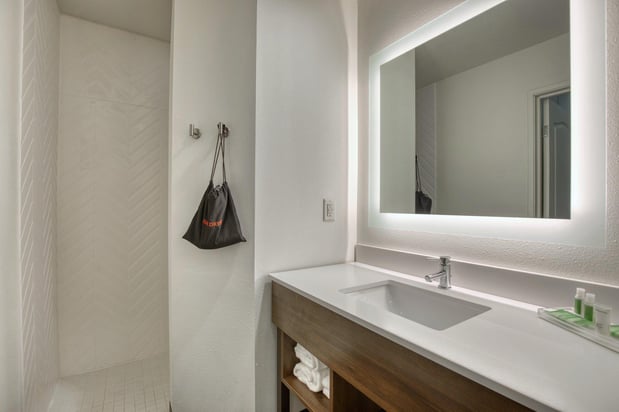 Images Holiday Inn & Suites Madison West - Middleton by IHG