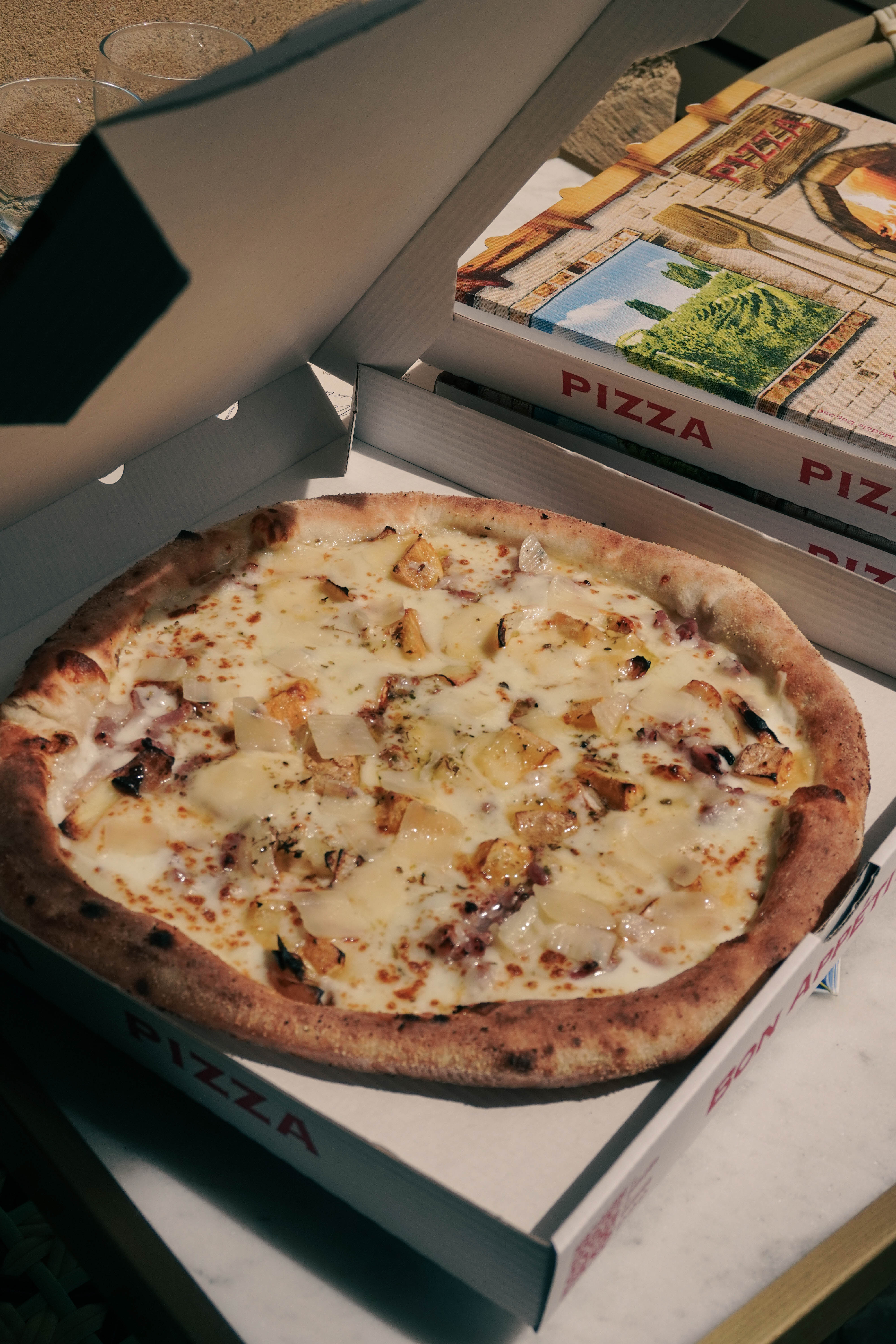 Une pizza cuite au feu de bois par nos pizzaiolos ! Une pizza cuite au feu de bois par nos pizzaiolos !