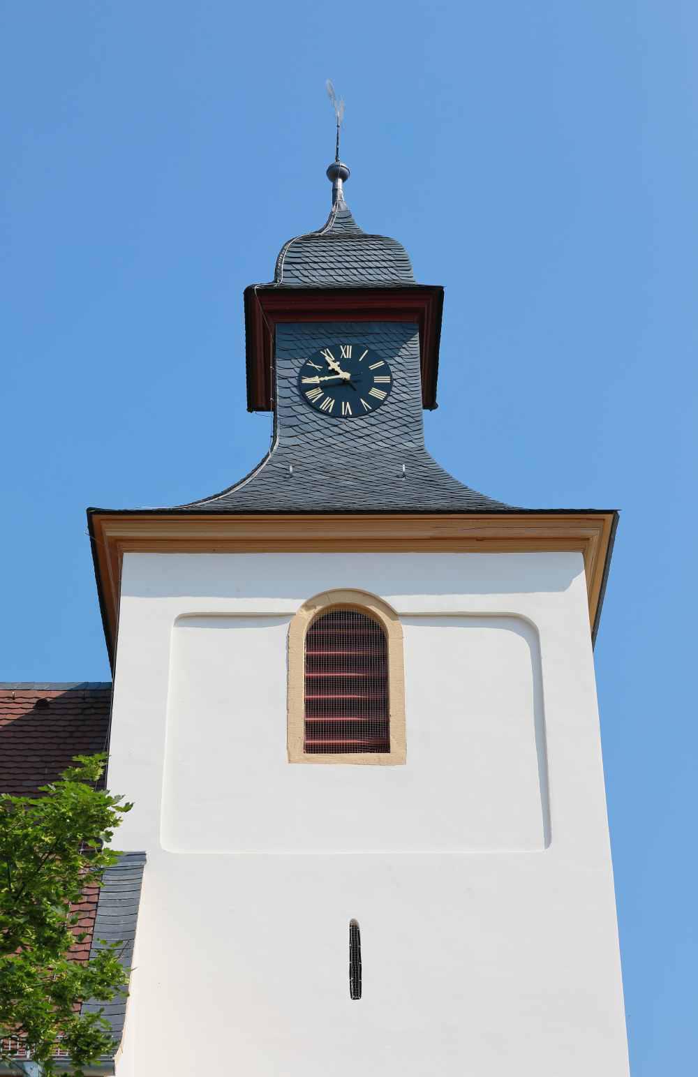 Die Kirche in Aspisheim beherbergt im Altarraum mittelalterliche Fresken, z.T. aus dem späten 15. Jahrhundert, außerdem eine Dreymann-Orgel von 1836.
