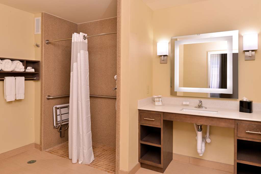 Guest room bath