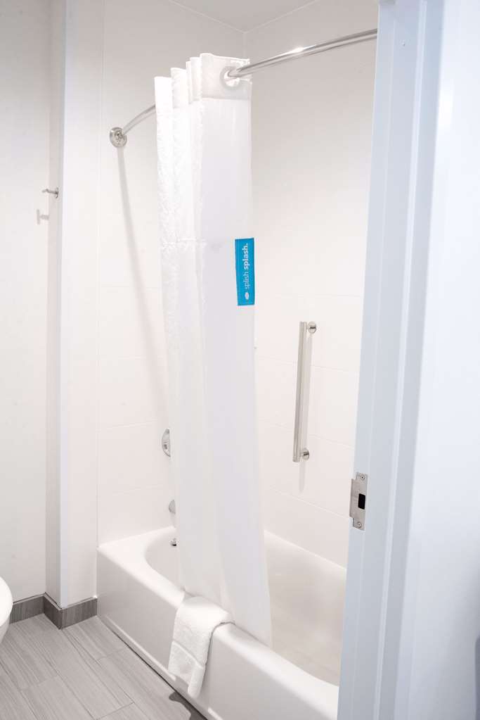 Guest room bath