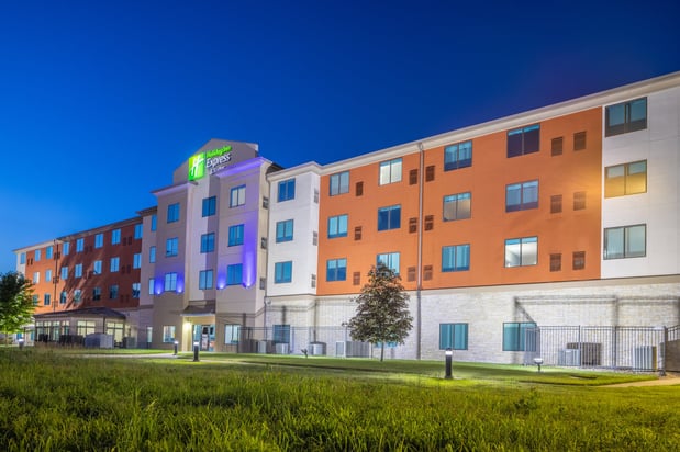 Images Holiday Inn Express & Suites Kansas City Airport by IHG