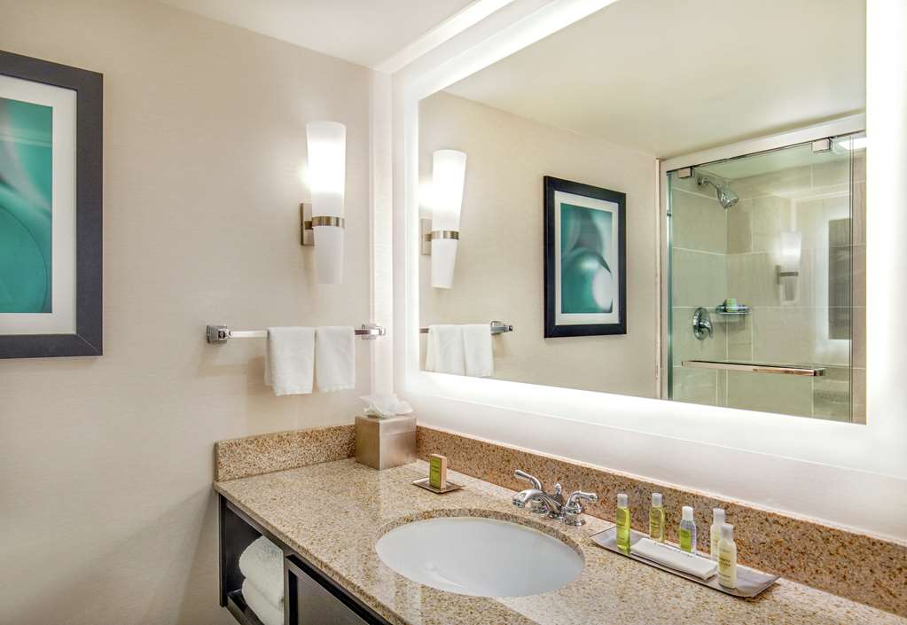 Guest room bath