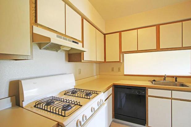 Images Hampton Lakes Apartments