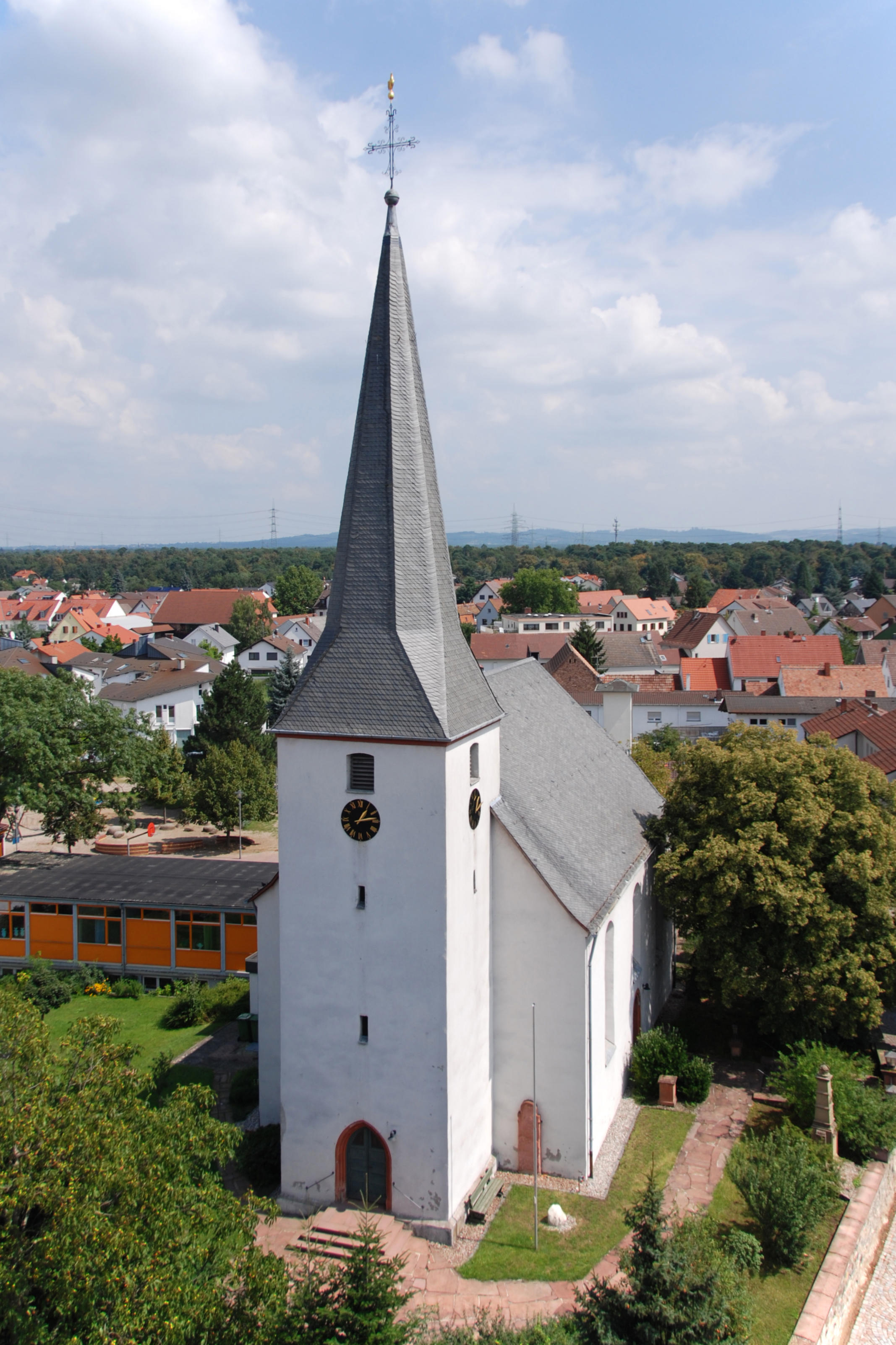 Das heutige Kirchengebäude der Evangelischen Kirche Eschollbrücken wurde im Jahr 1728 eingeweiht. Die Orgel ist eines der wenigen erhaltenen Exemplare des Darmstädter Orgelbaumeisters Keller. In der Kirche befindet sich zudem ein Taufstein mit Inschrift a