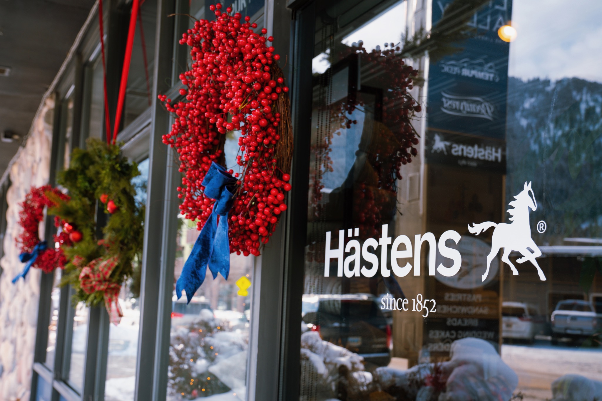 Nestled in the heart of Jackson Hole, Linen Alley & Jackson Hole Mattress is your ultimate destination for opulent sleep experiences. Since 2005, we've meticulously curated a haven of luxurious mattresses, exquisite bed and bath goods, and linens adorned with elegance. Immerse yourself in our superior brands like Hästens, ViSpring, Tempur-Pedic, and Sferra, or elevate your home's decor with Peacock Alley, Yves Delorme, Frette, Matouk, and Home Treasures. Prepare to awaken to a realm of sumptuous comfort and rejuvenating rest as you enter our doors—a testament to our dedication to elevating slumber into an extraordinary art form.