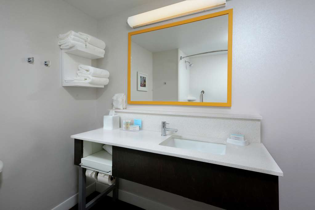 Guest room bath