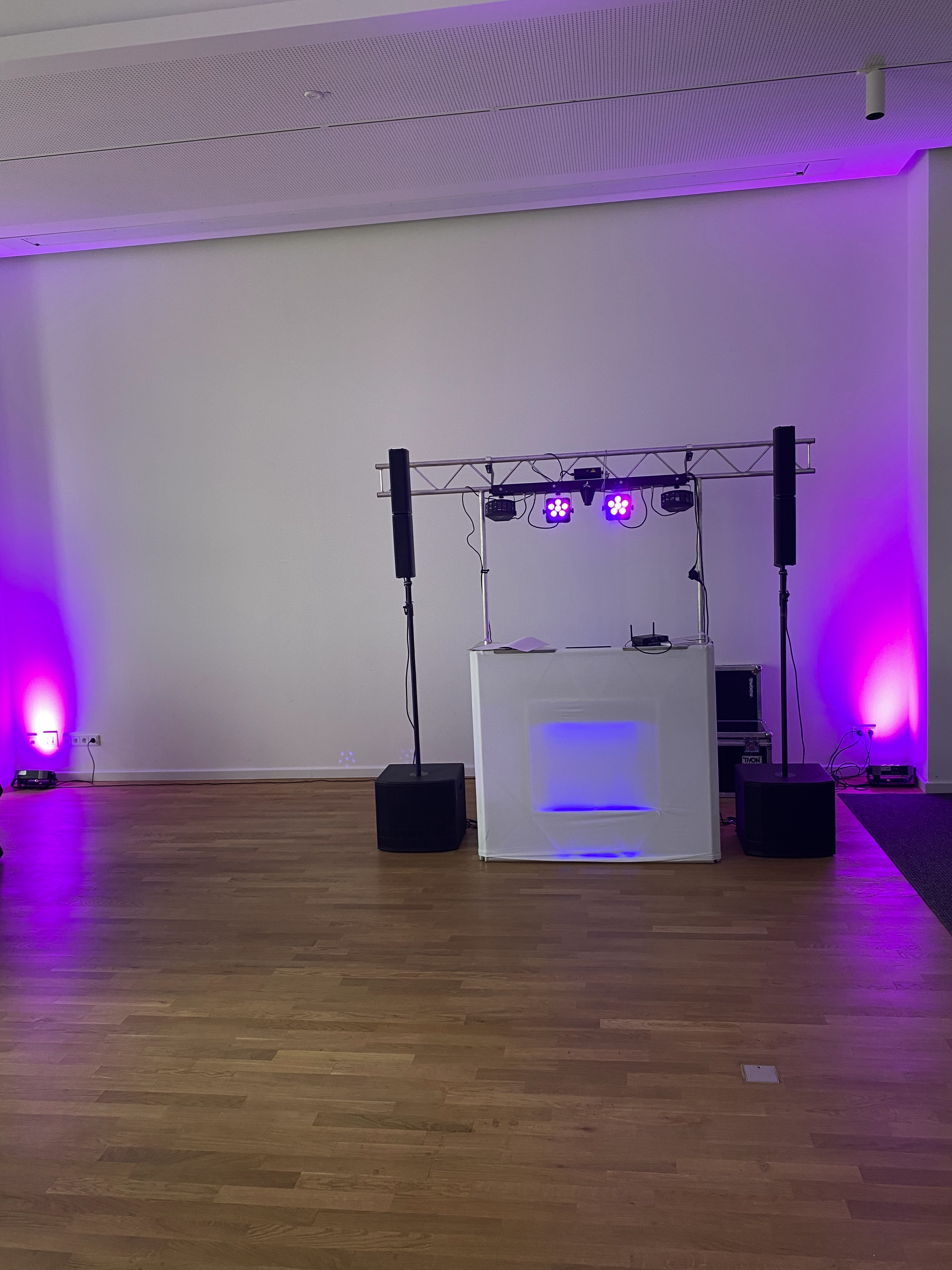 Royal DJ - Event & DJ Service, Schmiedestraße 50 in Wischhafen