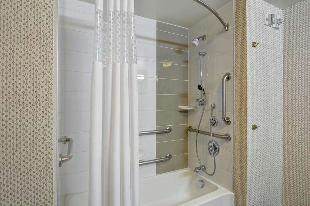 Guest room bath Hampton Inn & Suites Raleigh/Crabtree Valley Raleigh (919)881-7080