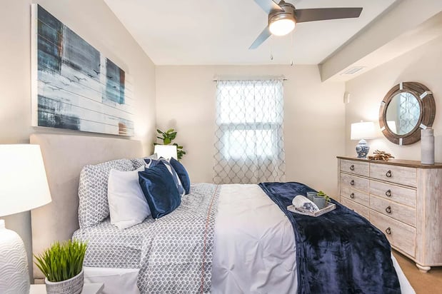 Images Paramount on Lake Eola