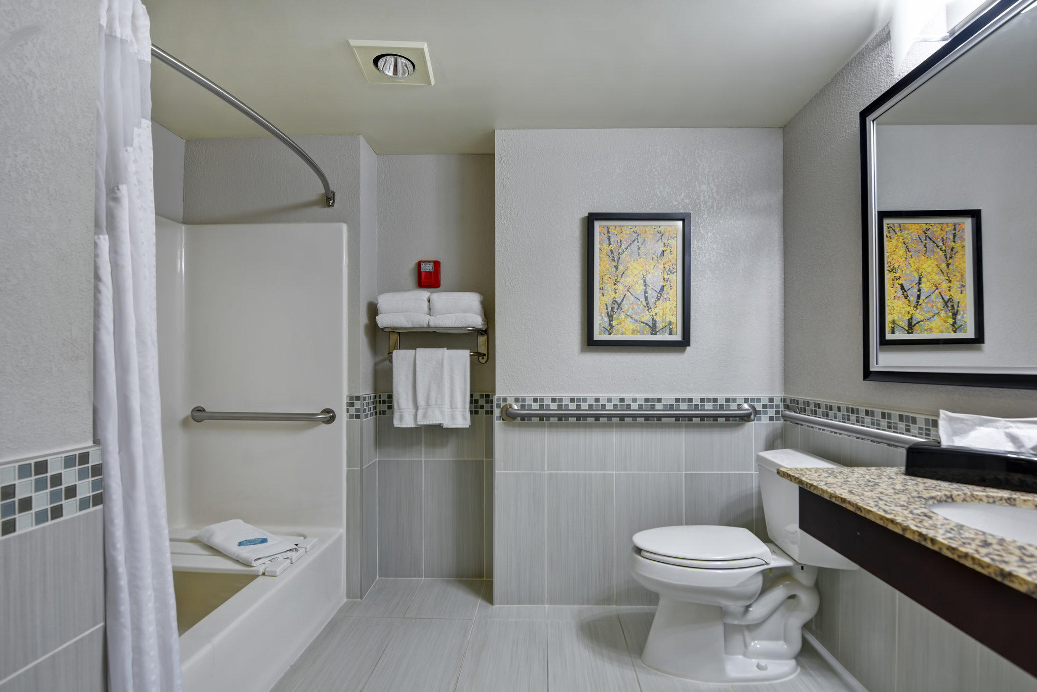 Holiday Inn Express & Suites Milwaukee-New Berlin, an IHG Hotel