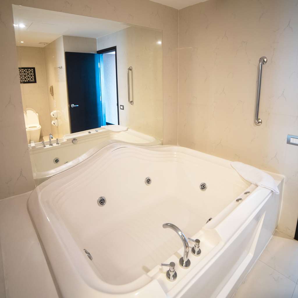 Guest room bath DoubleTree by Hilton Trujillo Trujillo (044) 240387