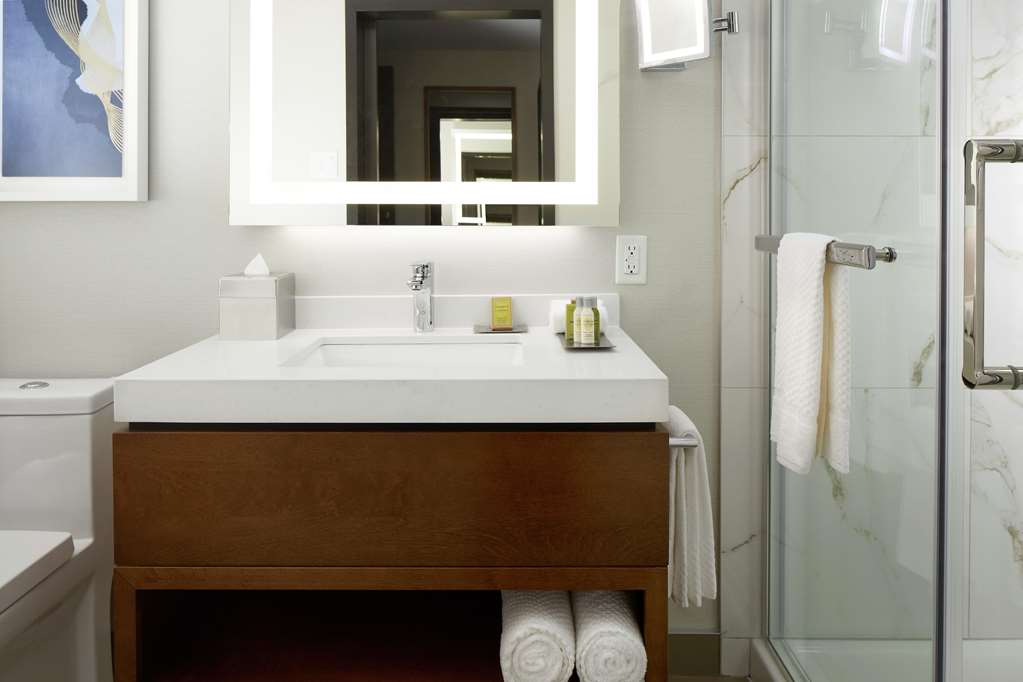 Guest room bath DoubleTree by Hilton Montreal Airport Dorval (514)631-4811