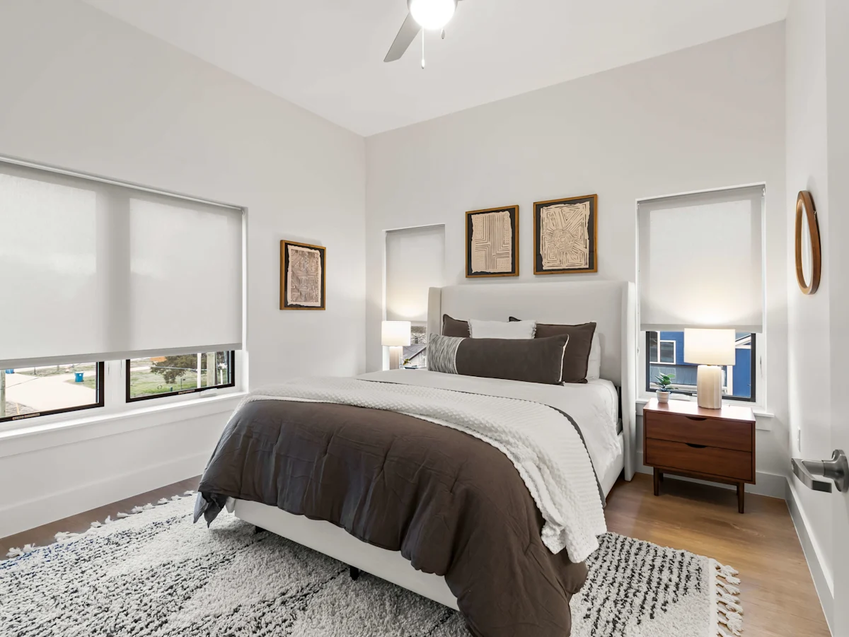 A Bedroom With Ceiling Fan at G at Market Apartments, Bentonville, AR, 72712