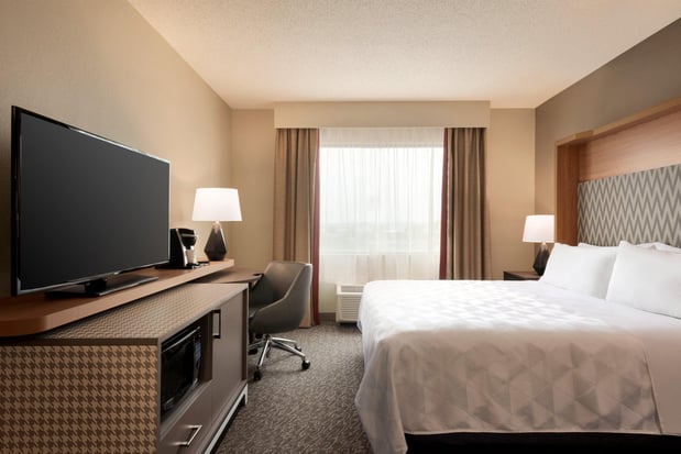 Images Holiday Inn & Suites Council Bluffs-I-29 by IHG