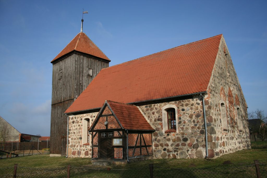 Kirche Groß Pankow - Pfarrsprengel Pritzwalk, An der Friedenseiche in Groß Pankow