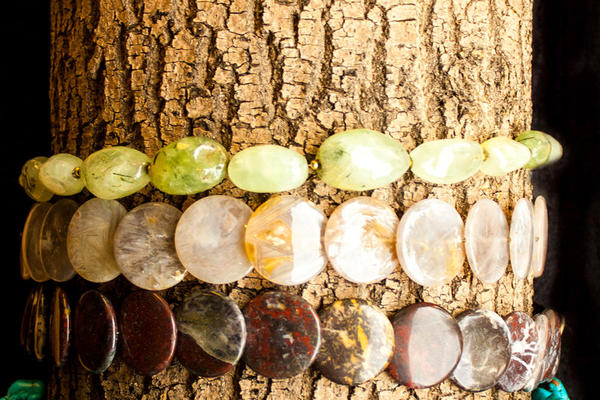 handgefertigter Schmuck von SARON GHEZAI
Armbänder