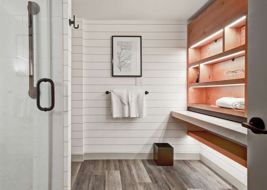 Guest room bath