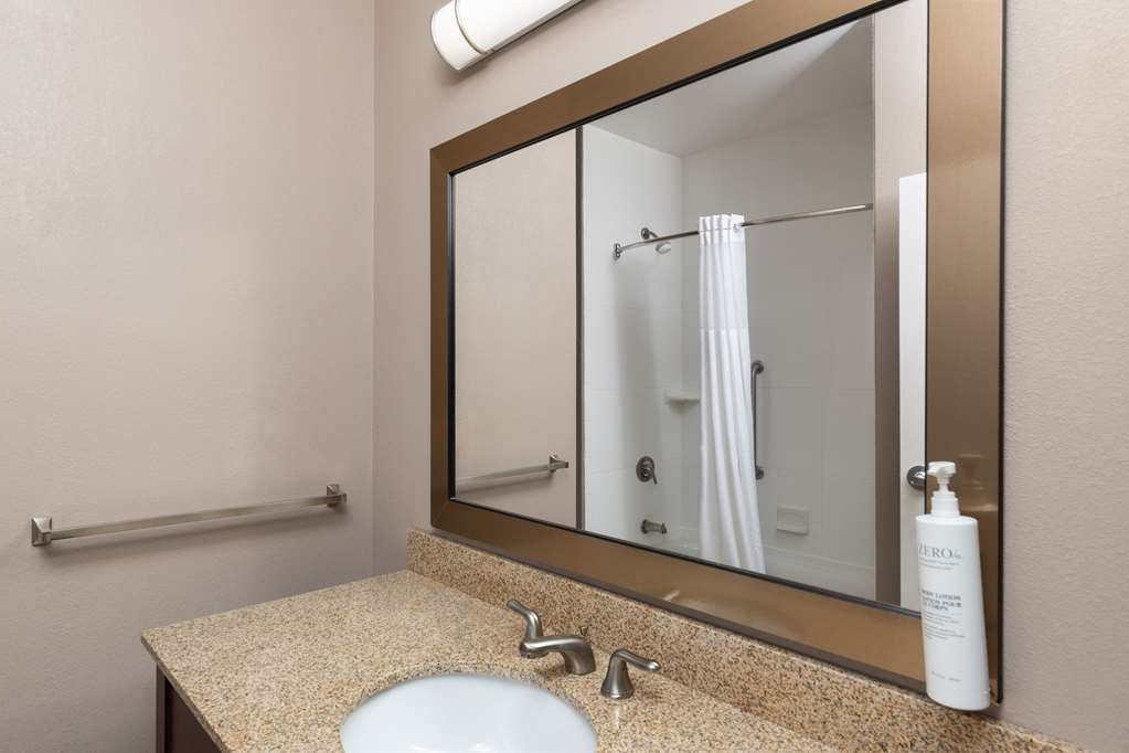 Guest room bath