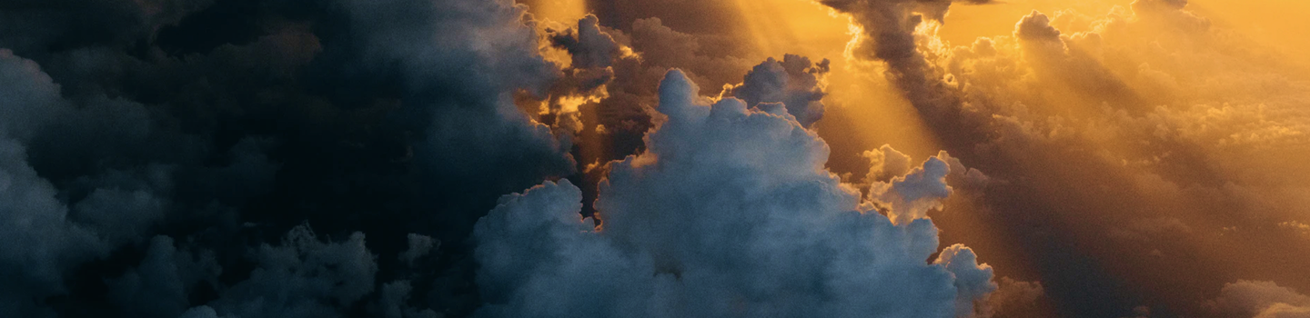 Rayons de soleil perçant un ciel nuageux.