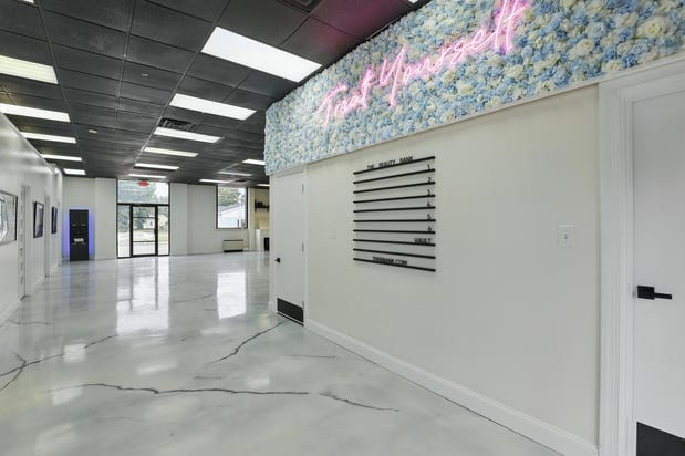 Images The Beauty Bank- Middletown Ohio Luxury Salon Suite & Booth Rental