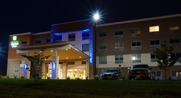 Images Holiday Inn Express & Suites Omaha - Millard Area, an IHG Hotel