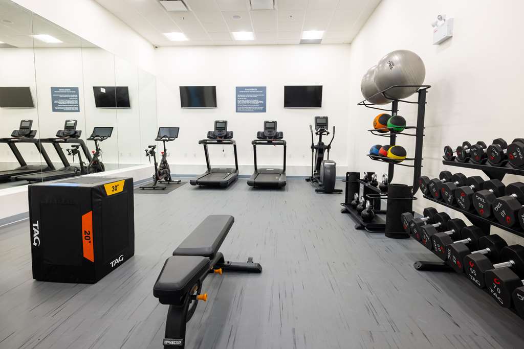 DoubleTree by Hilton Calgary North in Calgary: Health club  fitness center  gym