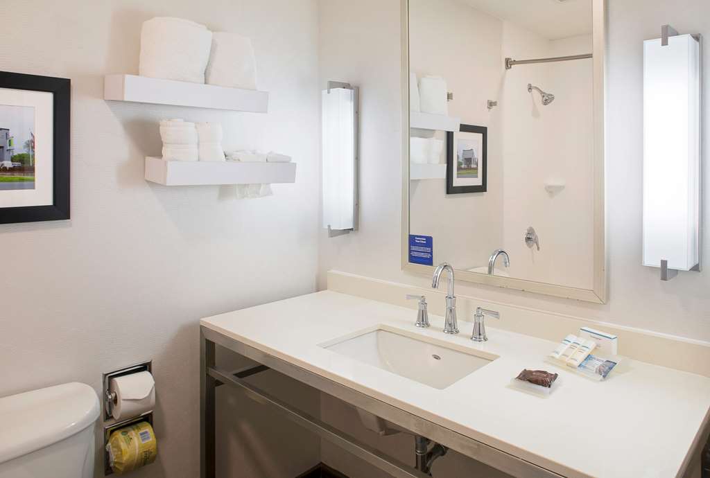Guest room bath