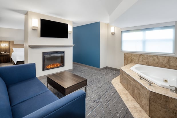 Images Holiday Inn Express & Suites Green Bay East by IHG