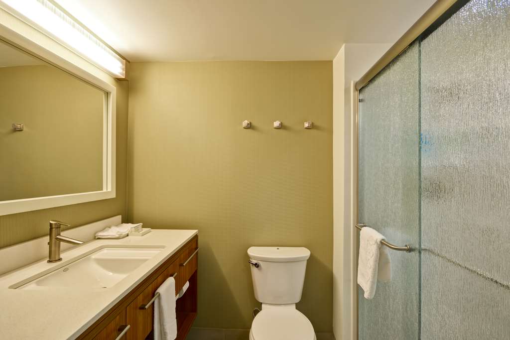 Guest room bath