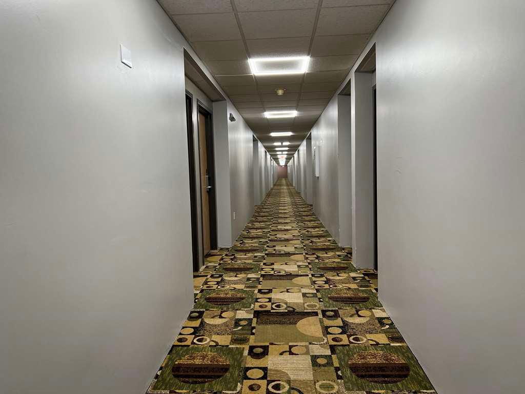Guestroom Corridor SureStay Plus By Best Western Hopkinsville Hopkinsville (270)874-2680